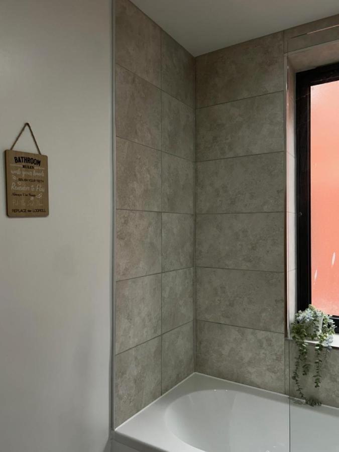 Contemporary 2br In Center