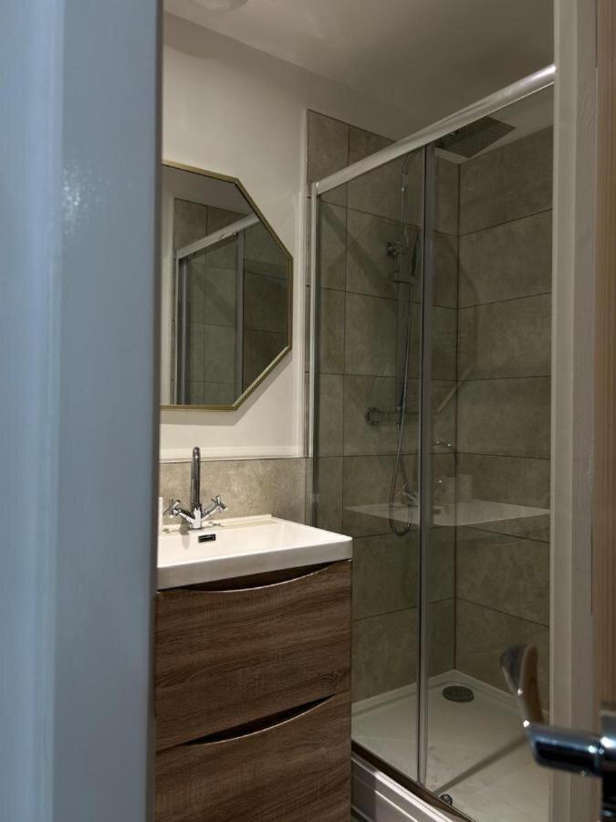 Contemporary 2br In Center *