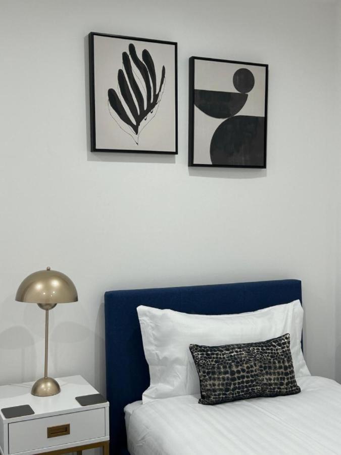 Contemporary 2br In Center
