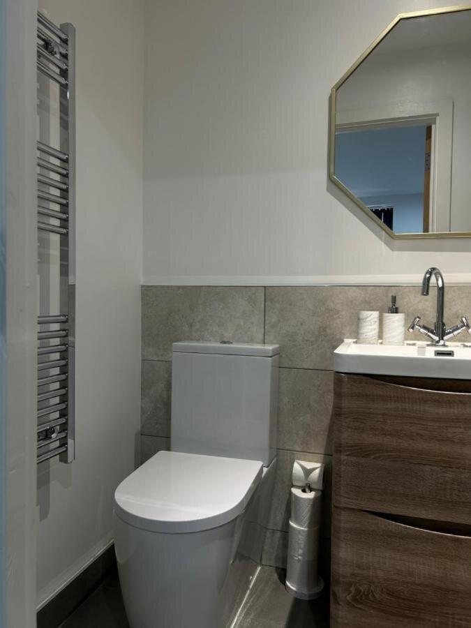 Contemporary 2br In Center *